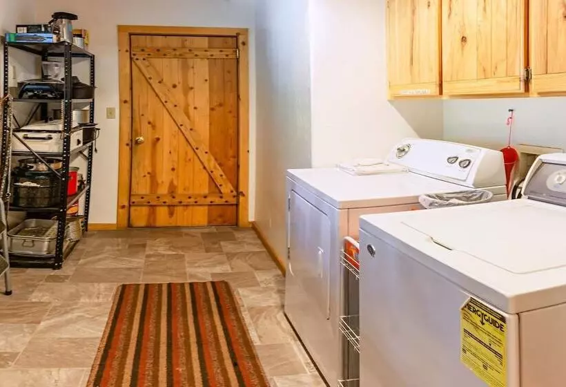 Sun Mountain Ranch Bunkhouse   Near Crater Lake