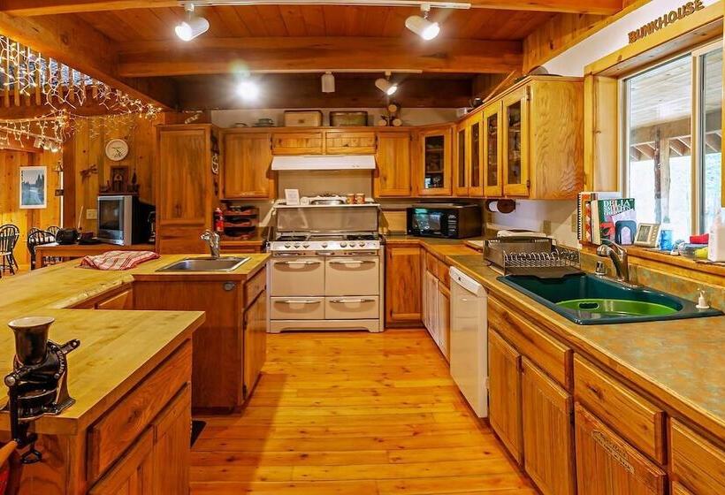 Sun Mountain Ranch Bunkhouse   Near Crater Lake