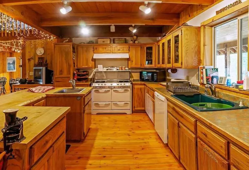 Sun Mountain Ranch Bunkhouse   Near Crater Lake