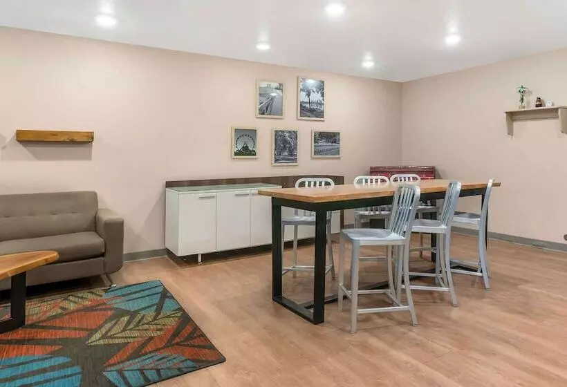 Hotelli Extended Stay America Select Suites  Louisville  Airport