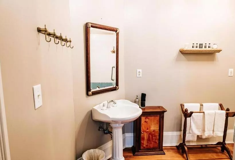 Heritage House Bed & Breakfast   Boutique Adults Only Inn