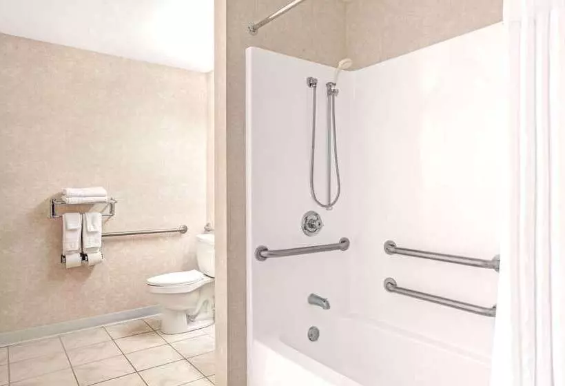 فندق Days Inn By Wyndham Sturbridge