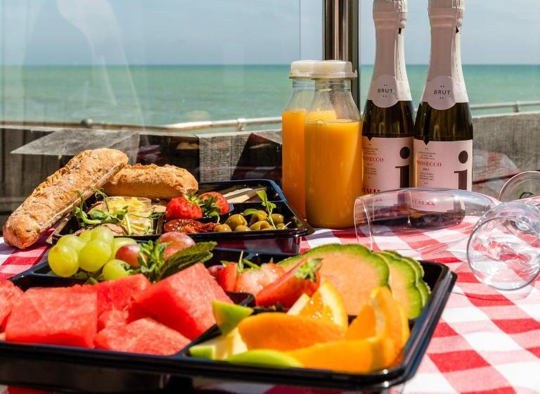 فندق Beach Hut Suites