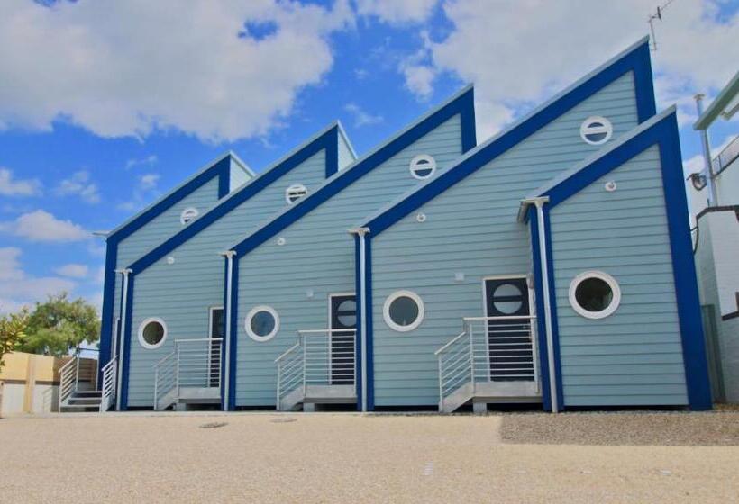 فندق Beach Hut Suites