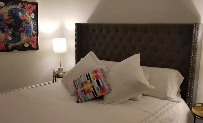 تختخواب و صبحانه The Jane Toronto