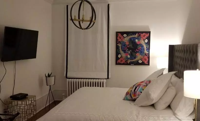 تختخواب و صبحانه The Jane Toronto