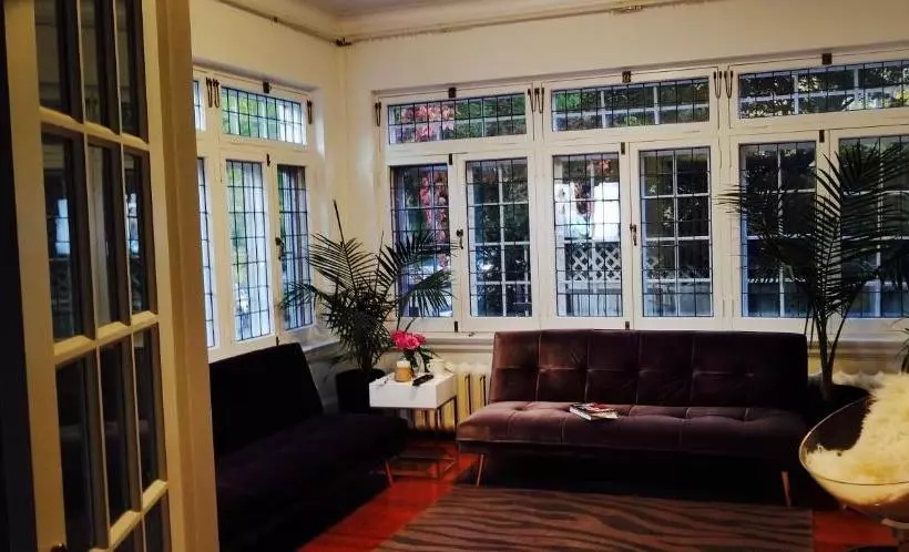 تختخواب و صبحانه The Jane Toronto