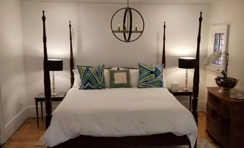 تختخواب و صبحانه The Jane Toronto