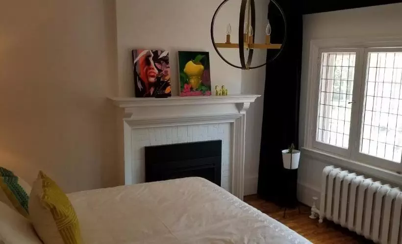 تختخواب و صبحانه The Jane Toronto