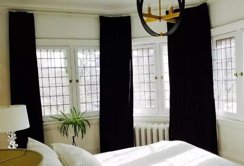 تختخواب و صبحانه The Jane Toronto