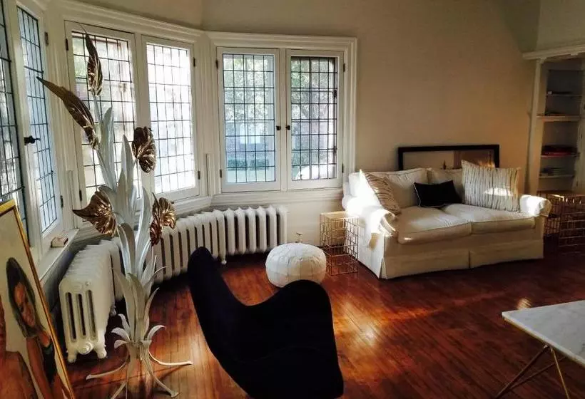 تختخواب و صبحانه The Jane Toronto