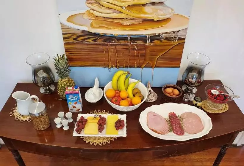 تختخواب و صبحانه The Jane Toronto