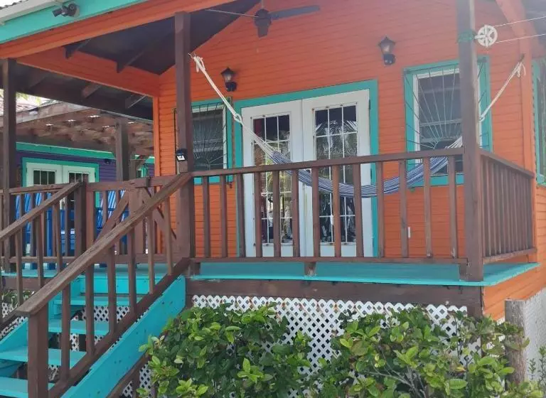 Hotelli Coco's Beachfront Cabanas