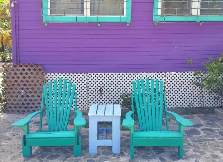 Hotelli Coco's Beachfront Cabanas