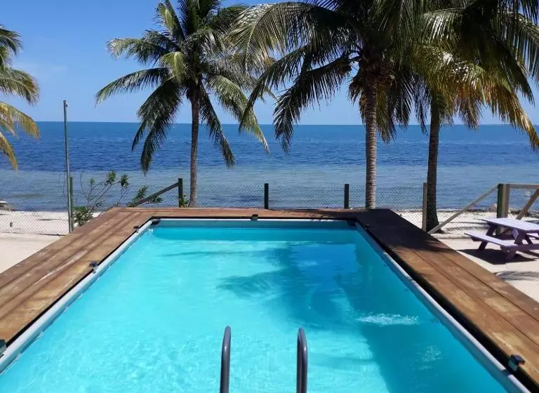 Hotelli Coco's Beachfront Cabanas