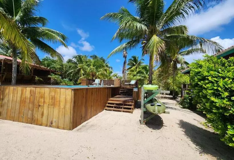 Hotelli Coco's Beachfront Cabanas