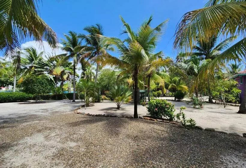 Hotelli Coco's Beachfront Cabanas