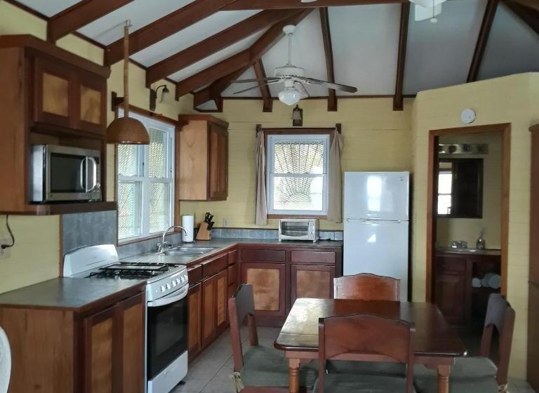 בית מלון כפרי Coco's Beachfront Cabanas