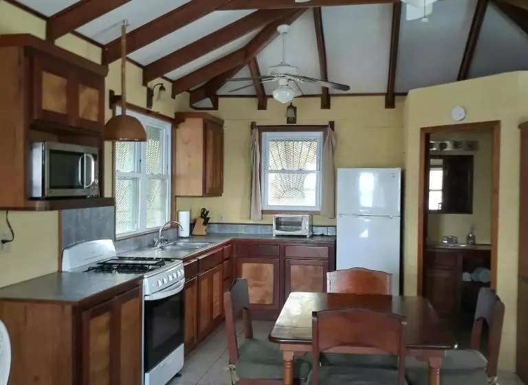 Hotelli Coco's Beachfront Cabanas