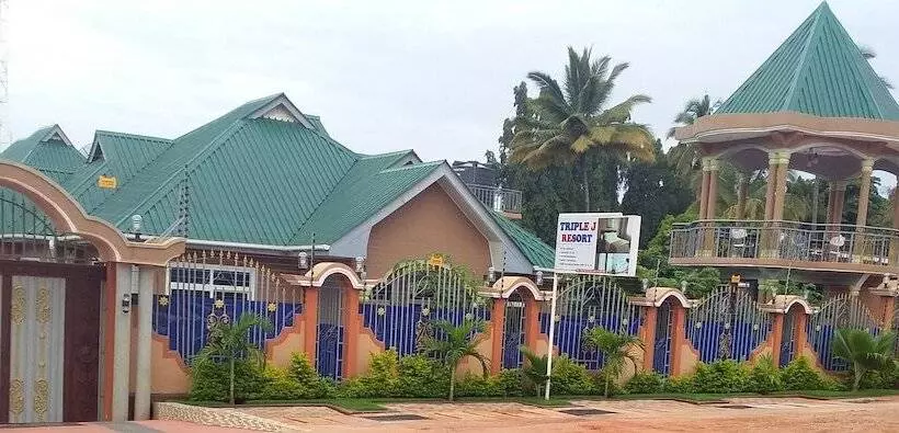 هتل Triple J Resort