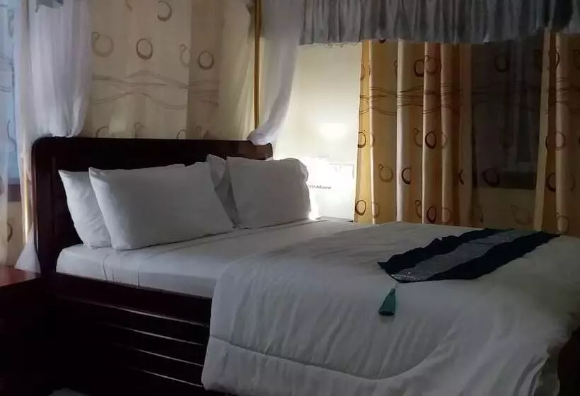 هتل Triple J Resort