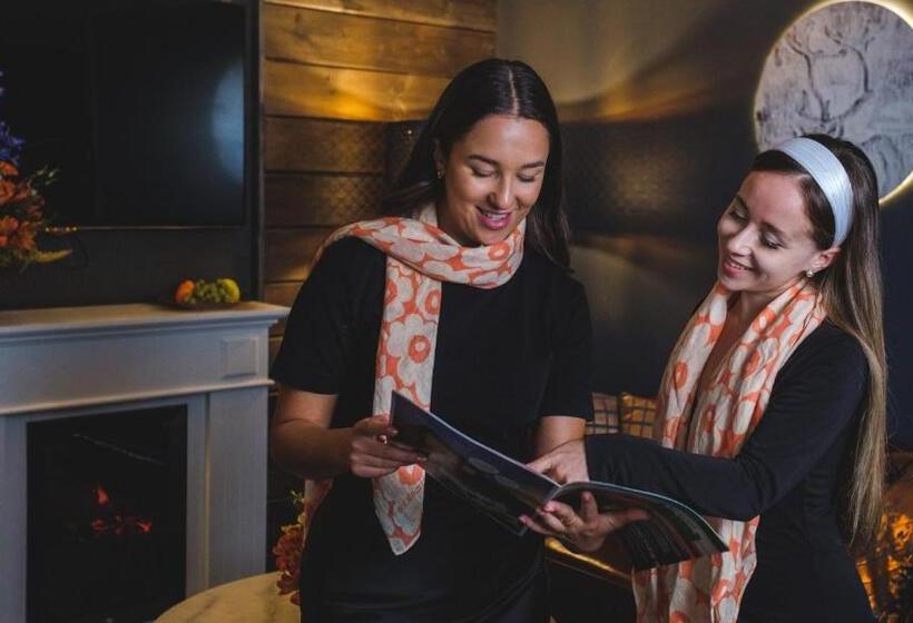 Golden Circle Suites