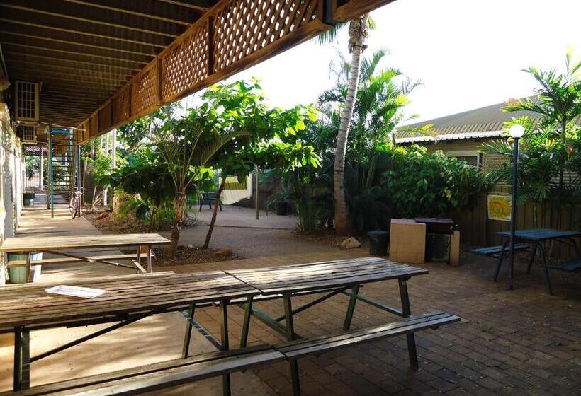 Общежитие Roey Backpackers And Party Bar