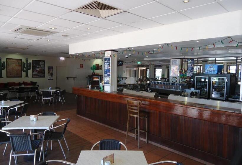 Общежитие Roey Backpackers And Party Bar