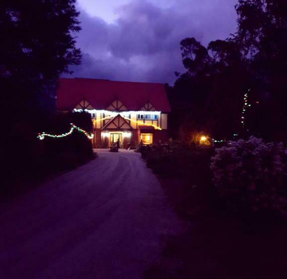 פנסיון Oaktree Guest House