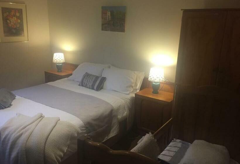 פנסיון Oaktree Guest House