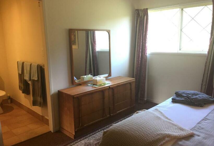 פנסיון Oaktree Guest House