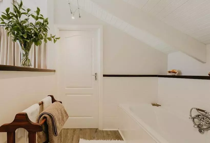 Majatalo Guinea Fowl House