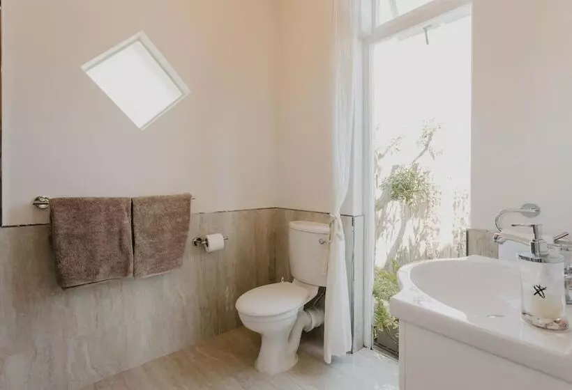 Majatalo Guinea Fowl House