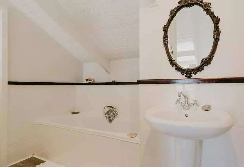 Majatalo Guinea Fowl House