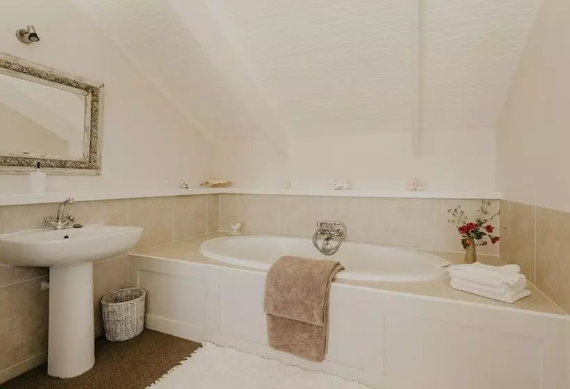 Majatalo Guinea Fowl House