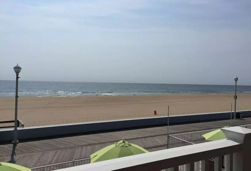 Fish Tales Boardwalk Inn & Ocean Mecca Motel