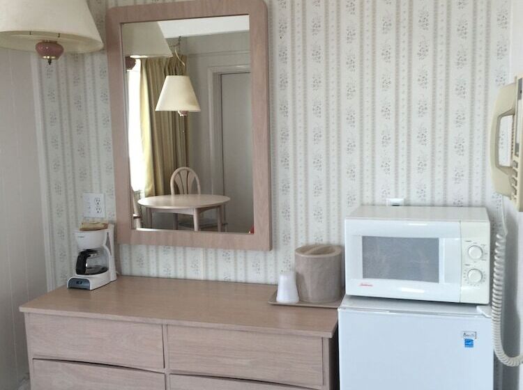 Fish Tales Boardwalk Inn & Ocean Mecca Motel