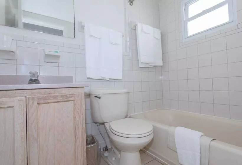 Fish Tales Boardwalk Inn & Ocean Mecca Motel