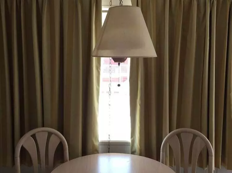 Fish Tales Boardwalk Inn & Ocean Mecca Motel