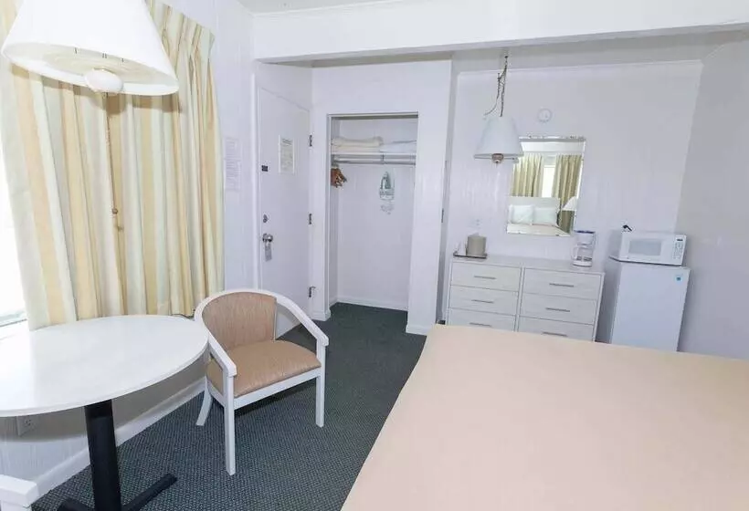 Fish Tales Boardwalk Inn & Ocean Mecca Motel