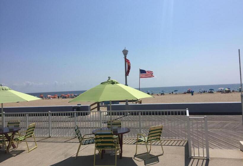 Fish Tales Boardwalk Inn & Ocean Mecca Motel