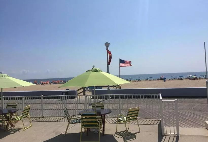 Fish Tales Boardwalk Inn & Ocean Mecca Motel