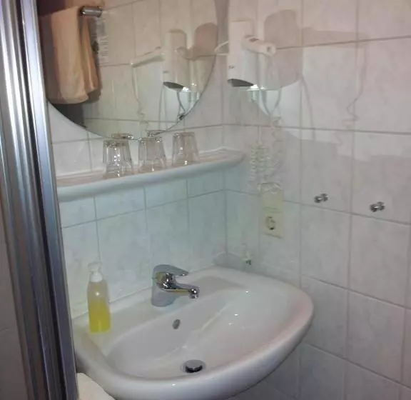 Hotelli Weinhaus Am Stiftstor