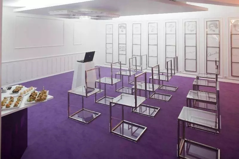 هتل Internacional Design