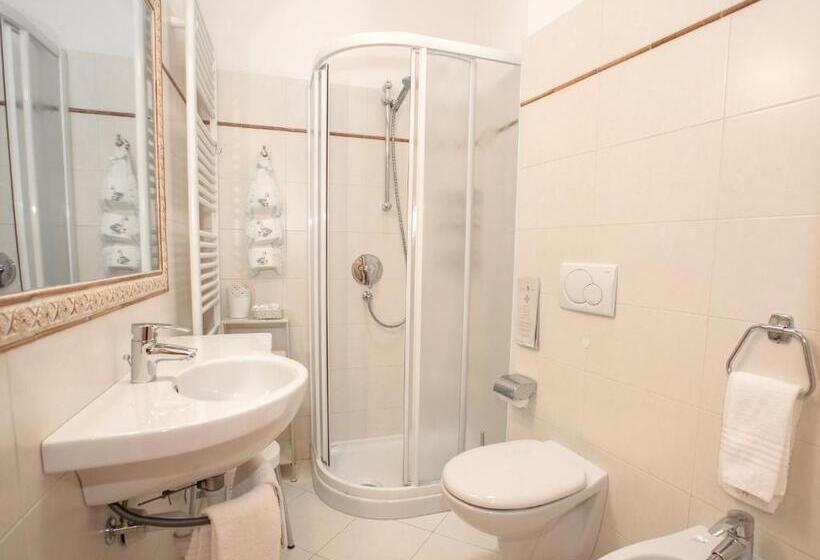 בית מלון כפרי Silene Parking And Garage