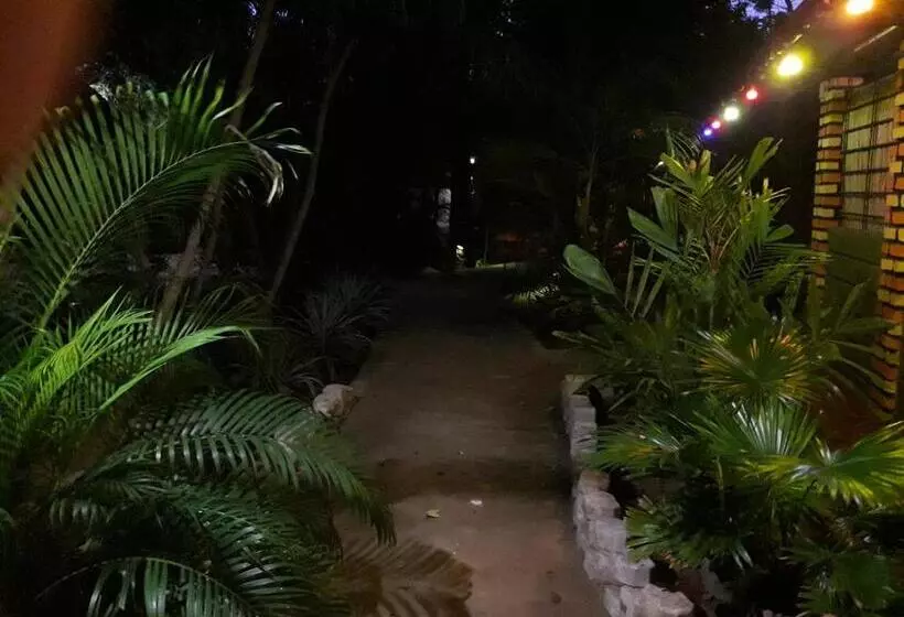 Hotelli Naaval Beach Villa & Rooms