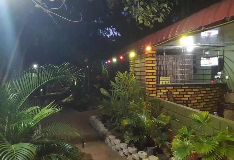 Hotelli Naaval Beach Villa & Rooms