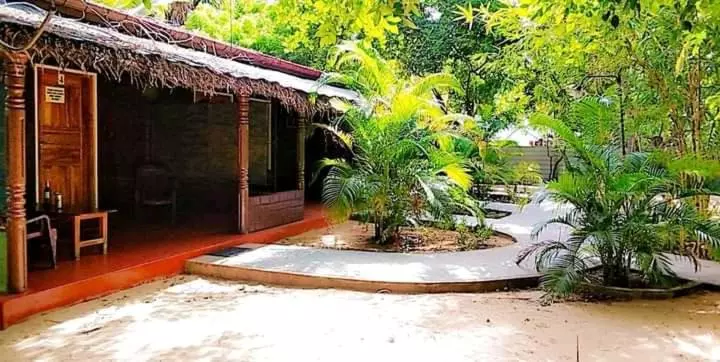 Hotelli Naaval Beach Villa & Rooms