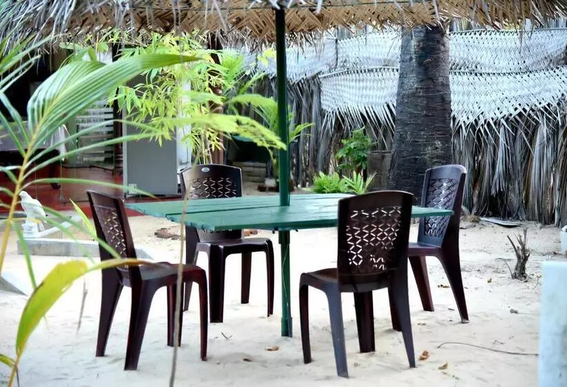 Hotelli Naaval Beach Villa & Rooms