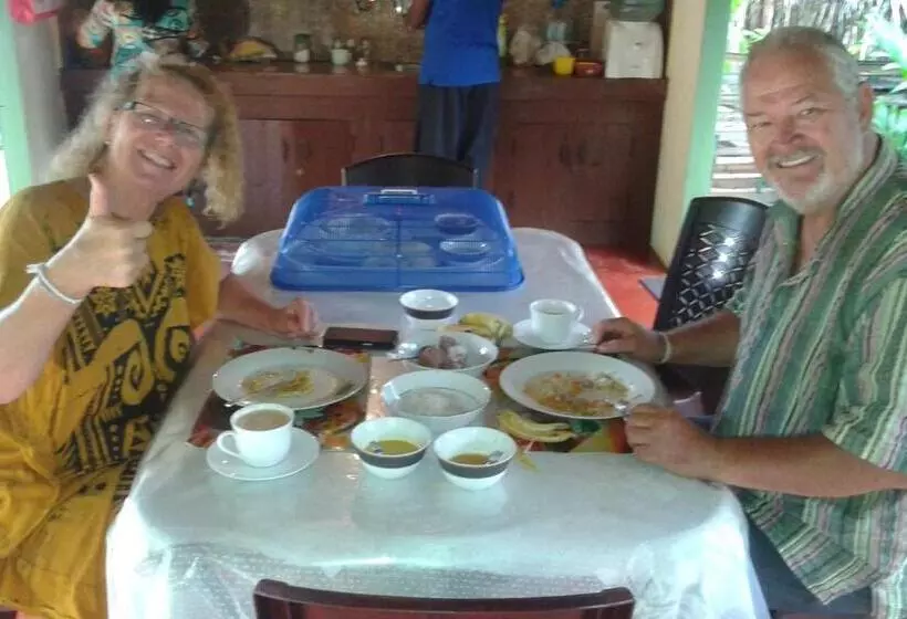 Hotelli Naaval Beach Villa & Rooms